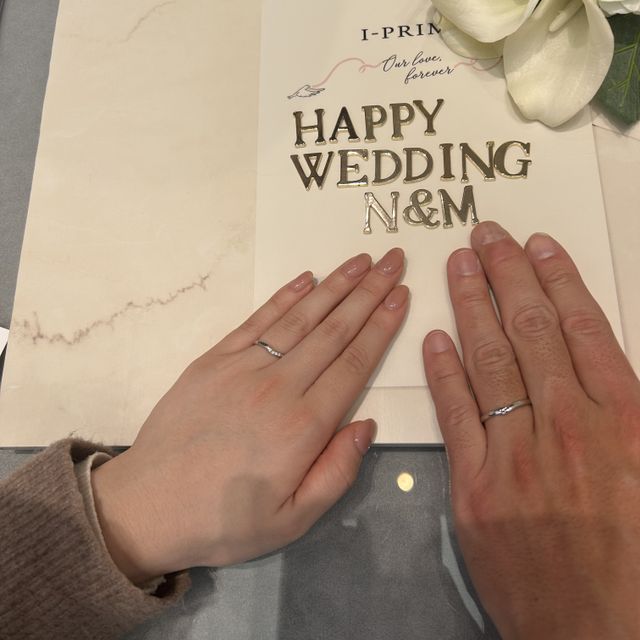 【アイプリモ(I-PRIMO)の口コミ】 婚約指輪にも重なるデザインが大変素晴らしいです。結婚式での指輪交換で…