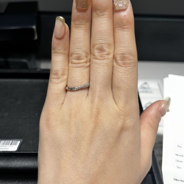 【エクセルコダイヤモンド(EXELCO DIAMOND)の口コミ】 シンプルで長くつけられる指輪を選びました。初めは、ダイヤがたくさんつ…