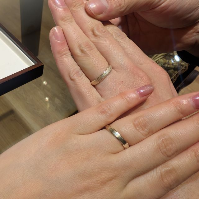 【杢目金屋(もくめがねや)の口コミ】 ストレートとＶ、カーブと色んなデザインのものを紹介して頂きました。
夫…