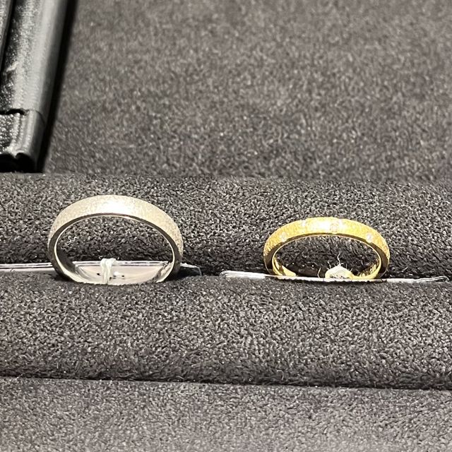 【with Happiness..の口コミ】 特徴的な加工のされたザラザラマットな面にダイヤが散りばめられていて個…