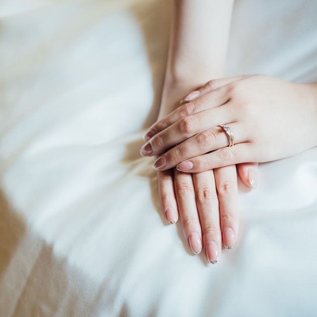 【voulez vous(ヴーレ・ヴー)の口コミ】 ピンクゴールドに、荒い艶消し加工の表面仕上げで肌馴染みが良くお気に入…