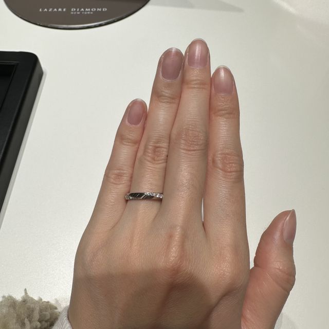 【ラザール ダイヤモンド(LAZARE DIAMOND)の口コミ】 デザインがあまり見かけないシンプルだけどエレガントなデザインで素敵で…