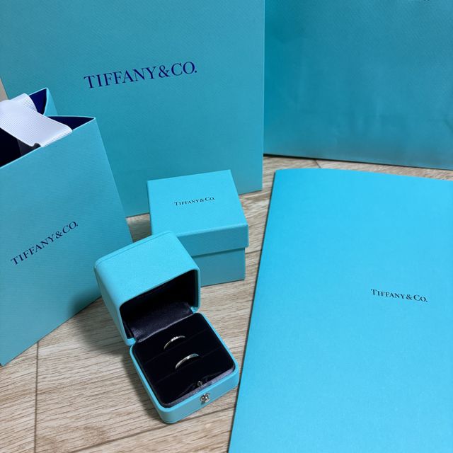 【ティファニー(Tiffany & Co.)の口コミ】 私は真ん中に小さいダイヤが3つ入ったデザイン、彼はシンプルですが私のも…