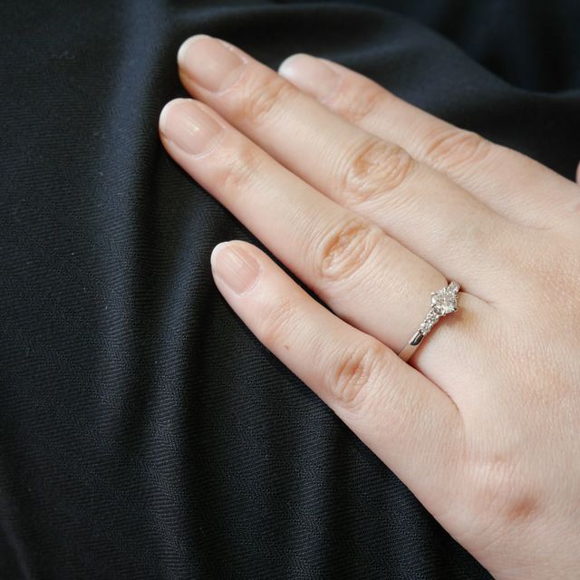 【ROYAL ASSCHER(ロイヤル・アッシャー)の口コミ】 あまり人と被らないデザインで、なおかつ可愛すぎない婚約指輪を探してい…