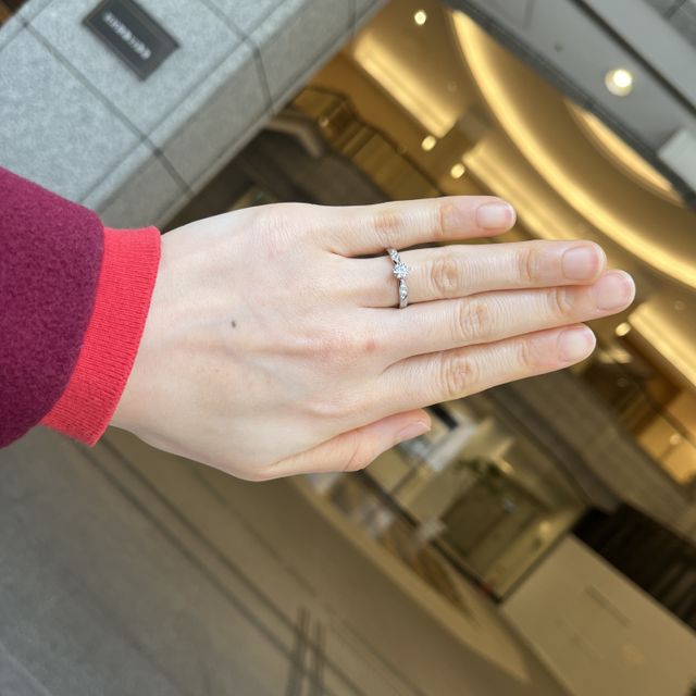 【TANZO.(鍛造指輪)の口コミ】 デザインは、サイドに桜の花びらをモチーフにした小さめのダイヤモンドを…