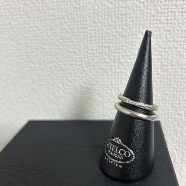 【エクセルコダイヤモンド(EXELCO DIAMOND)の口コミ】 女性の結婚指輪は、ダイヤモンドがたくさん付いており、どの角度から見て…