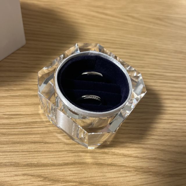 【4℃ BRIDAL(ヨンドシーブライダル)の口コミ】 正面からもダイヤが綺麗に見えますが、上下に埋められているため、上から…