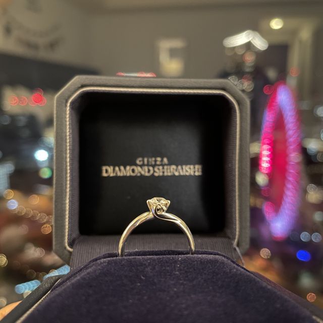 【銀座ダイヤモンドシライシの口コミ】 正面からはシンプルに一粒ダイヤモンドですが4点止めなので小さめでも輝き…