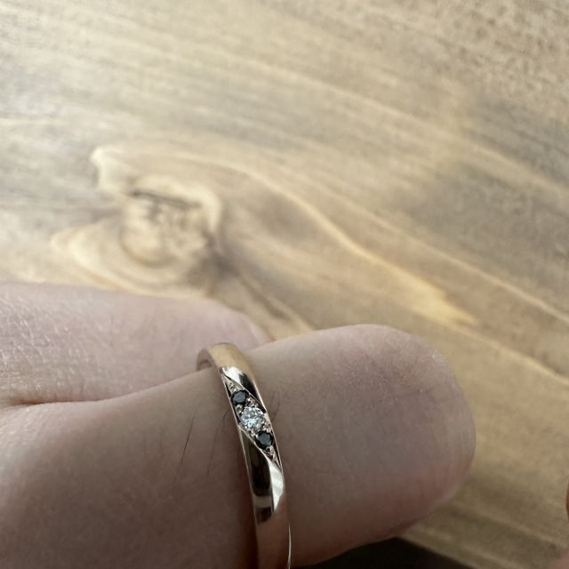【TANZO.(鍛造指輪)の口コミ】 ブラックダイヤとダイヤが本当に素敵で気に入っています。
そしてやはりプ…