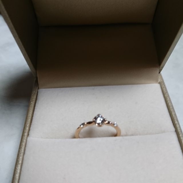 【PRIMA PORTA(プリマポルタ)の口コミ】 指が細いので、初めから華奢なものを検討していました。
写真では見え辛い…