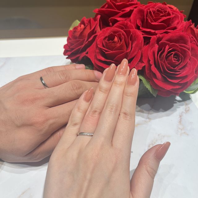 【ラザール ダイヤモンド(LAZARE DIAMOND)の口コミ】 ダイヤが一周全てに入っているわけではないですが、ワンポイントでもない…