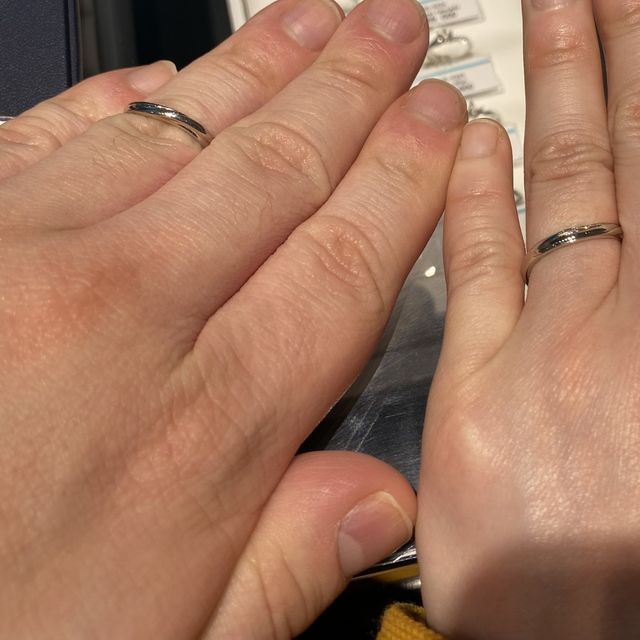 【銀座ダイヤモンドシライシの口コミ】 当初はストレートを検討していましたが、試着してみて、美しい曲線が、2人…