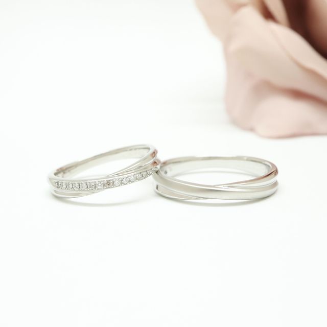 【LEGAN(レガン)の口コミ】 クロスのデザインが綺麗で女性用はダイヤが15個付いており、華やかです。…