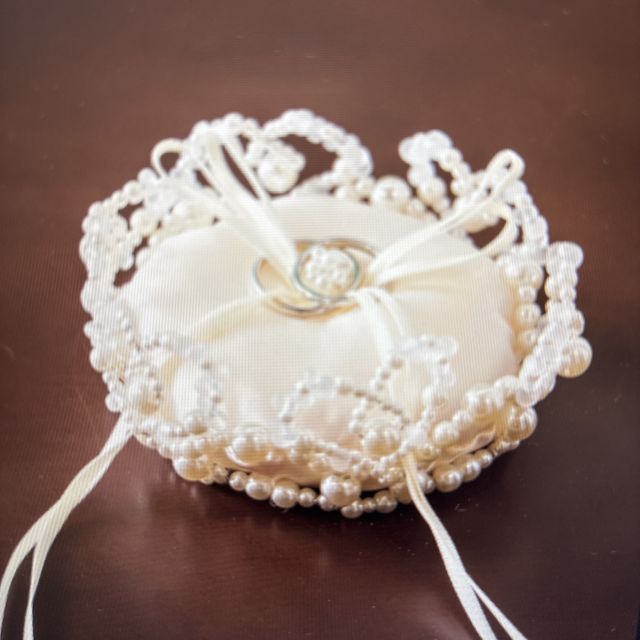 【銀座ダイヤモンドシライシの口コミ】 ３つダイヤがついていて、その周りに小さい凹凸のデザインがついています…