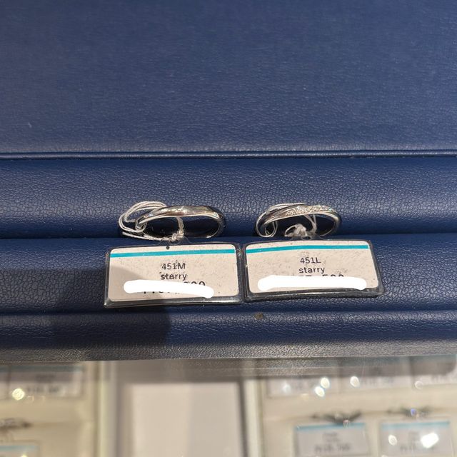 【銀座ダイヤモンドシライシの口コミ】 指が綺麗に見えるデザインです。ダイヤモンドが上品な輝き方をしているの…