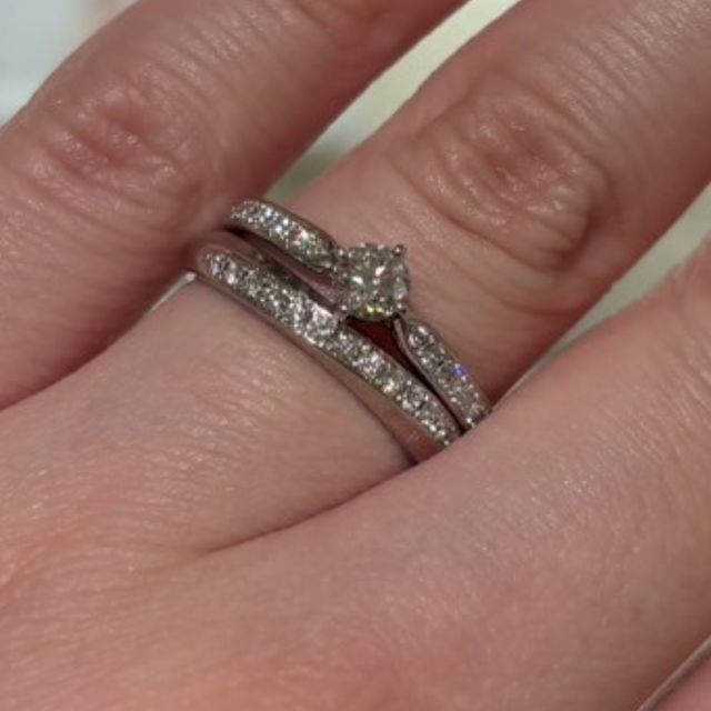 【俄(にわか)の口コミ】 最初は細身のハーフエタニティリングが気になり試着しましたがしっくりし…