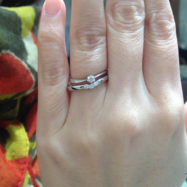 【tamaya BRIDAL(宝石の玉屋)の口コミ】 私は他ブランドで購入した細身でカーブのある婚約指輪との重ね付けを考え…