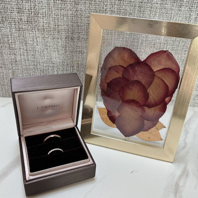 【アイプリモ(I-PRIMO)の口コミ】 光のもとでキラキラと輝き、ナチュラルかつ華奢なデザインだけど存在感が…