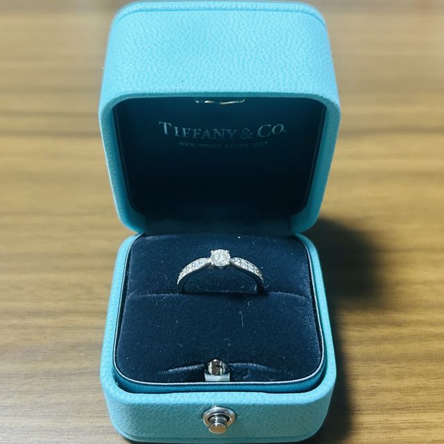 【ティファニー(Tiffany & Co.)の口コミ】 結婚した後も日常的に婚約指輪を身につけたいと思っていたので、縦爪のデ…