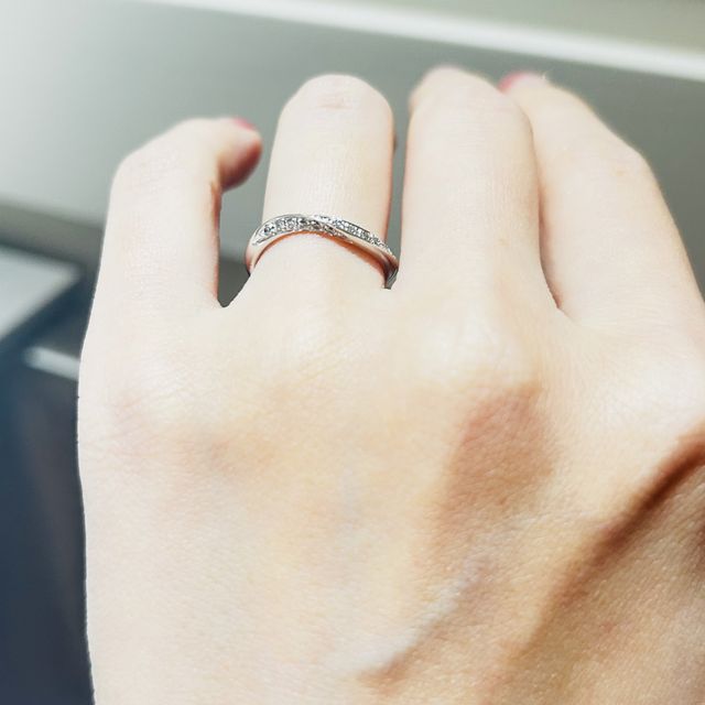 【ラザール ダイヤモンド(LAZARE DIAMOND)の口コミ】 ブライトンという逆S字デザインの指輪です。ダイヤ18石の豪華なデザインで…