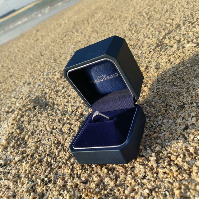 【銀座ダイヤモンドシライシの口コミ】 真ん中にメインのダイヤモンド両サイドに小さなダイヤモンドがひとつづつ…