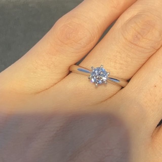 【エクセルコダイヤモンド(EXELCO DIAMOND)の口コミ】 シンプルで探していたため、これを試着させてもらいました。ダイヤを強調…