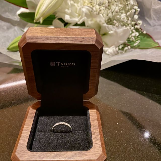 【TANZO.(鍛造指輪)の口コミ】 結婚指輪と重ね付けをして普段も身につけたいと思い、引っ掛かりのないハ…