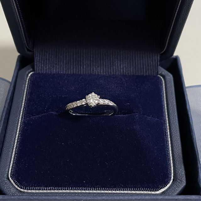 【銀座ダイヤモンドシライシの口コミ】 シンプルで上品なデザインが魅力的でした。スターリーはダイヤモンドの数…