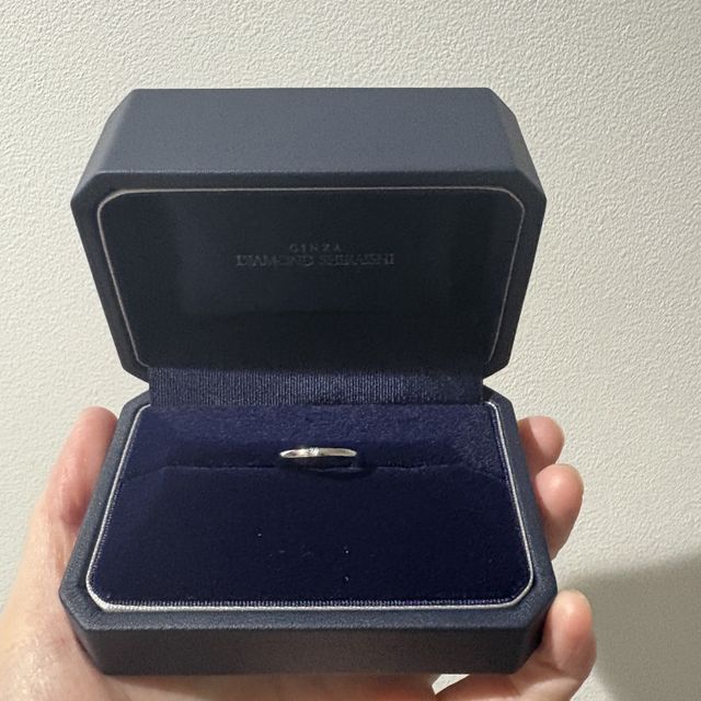 【銀座ダイヤモンドシライシの口コミ】 指輪の内側に緩いカーブがあるため、付け心地がとても良く、指輪慣れして…