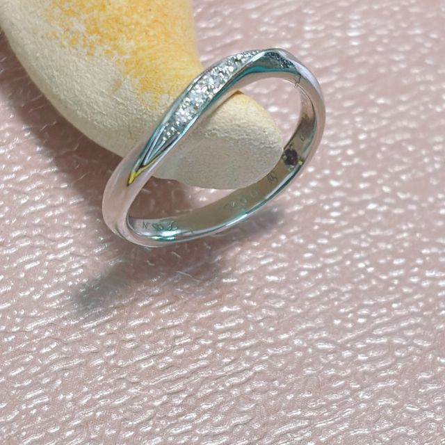 【銀座ダイヤモンドシライシの口コミ】 薬指の形状によっては、指輪の形状をストレートorウェーブのどちらにする…