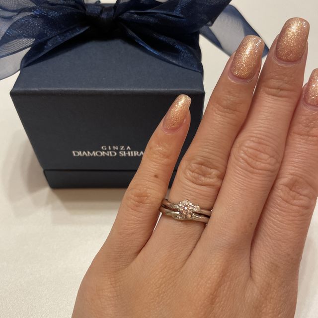 【銀座ダイヤモンドシライシの口コミ】 少しウェーブがかかっているデザインです。
婚約指輪は夫が候補を3つほど…