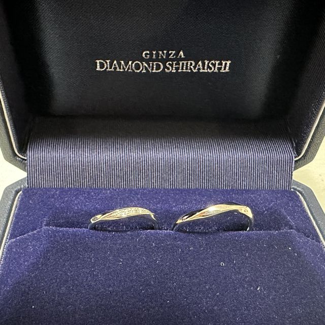 【銀座ダイヤモンドシライシの口コミ】 ウェーブタイプで、指に馴染みやすい形です。新婦用は、細かなダイヤモン…