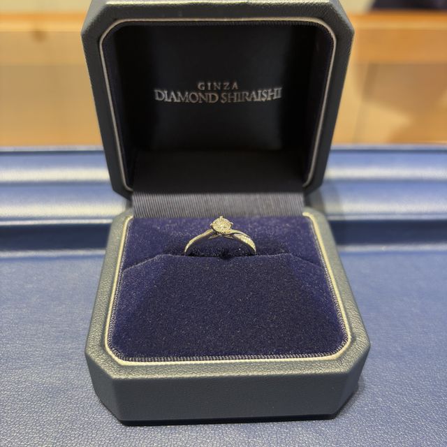 【銀座ダイヤモンドシライシの口コミ】 ダイヤモンドがセンターだけではなく、両端にも埋め込まれておりとてもか…