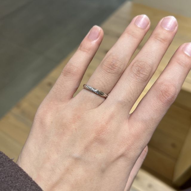 【出雲結(いずもゆい)の口コミ】 シンプルながら輝きのあるデザインで、とてもつけやすいです。指輪が苦手…