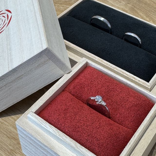 【出雲結(いずもゆい)の口コミ】 結婚指輪、婚約指輪ともに同じシリーズ〈縁結〉のものを選択。
女性用は重…