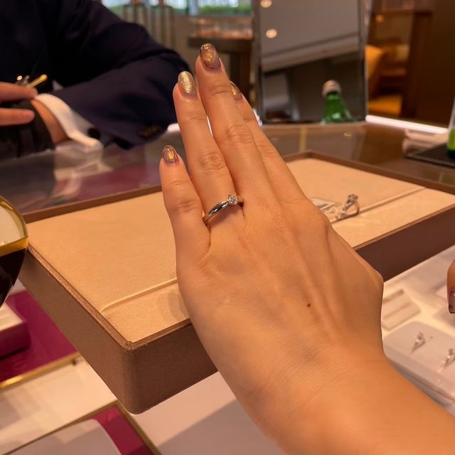 【ブルガリ(BVLGARI)の口コミ】 「トルチェッロ」リングといい、カーブを描いた4本爪のプラチナ台でブリリ…