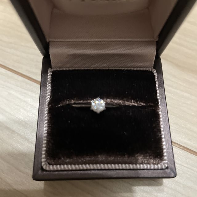 【アイプリモ(I-PRIMO)の口コミ】 シンプルなデザインですが、宝石の輝きがとても気に入りました。いろんな…