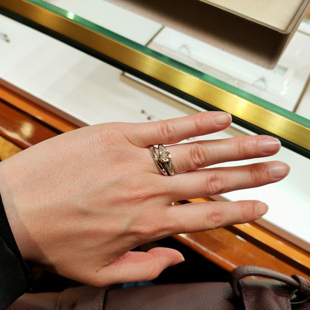 【ブルガリ(BVLGARI)の口コミ】 他ブランドも含め多数試着しましたが、ゴージャスでセンターダイヤが実際…