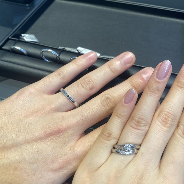 【エクセルコダイヤモンド(EXELCO DIAMOND)の口コミ】 婚約指輪に合う結婚指輪を探していました。
婚約指輪がカーブしているので…