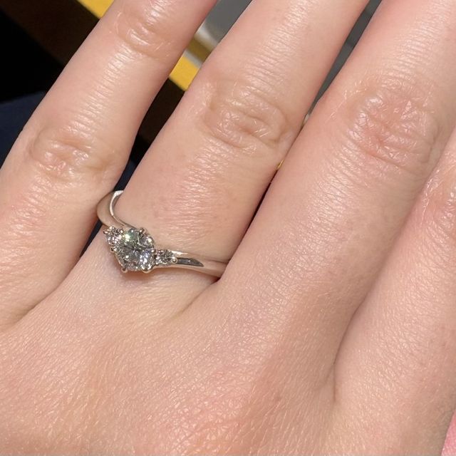 【銀座ダイヤモンドシライシの口コミ】 ウェーブがかったデザインで指が綺麗に見えるところがよかったです。セン…