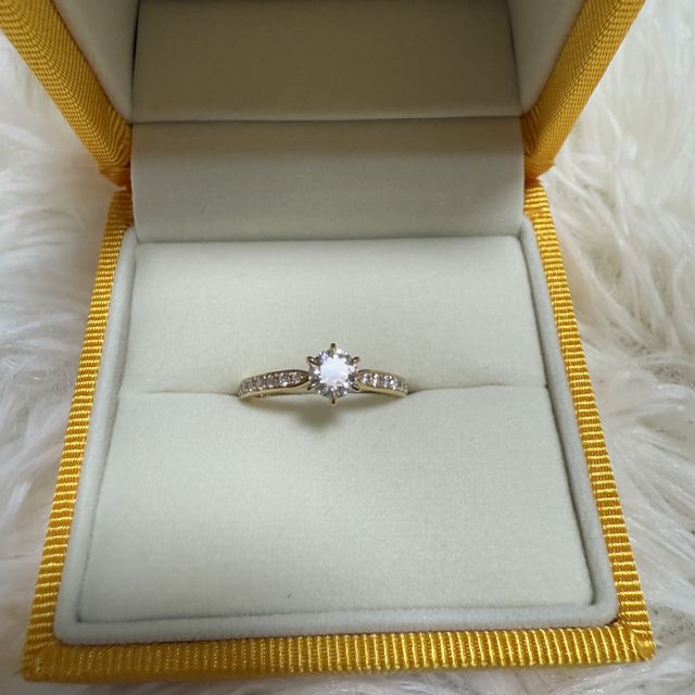【ケイウノ ブライダル(K.UNO BRIDAL)の口コミ】 ダイヤ0.4カラットを持ち込みでお願いしました。
素材はイエローゴールド…