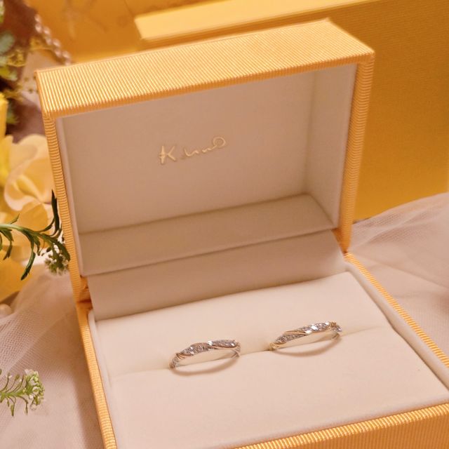 【ケイウノ ブライダル(K.UNO BRIDAL)の口コミ】 唐草をモチーフにしたデザインの個性的なエタニティで、光に当たるとキラ…