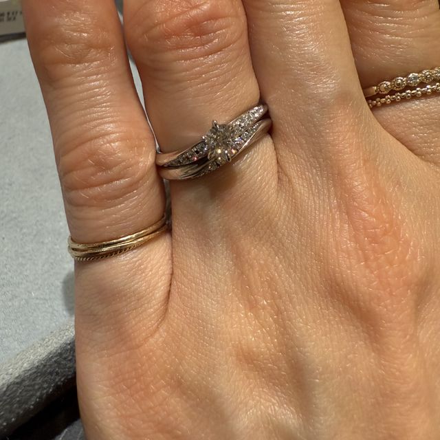 【ケイウノ ブライダル(K.UNO BRIDAL)の口コミ】 婚約指輪と結婚指輪セットでつける前提で色々ご提案いただきました。
流れ…