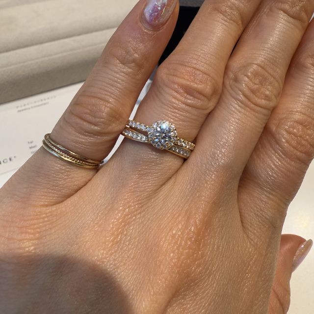 【BRILLIANCE+(ブリリアンスプラス)の口コミ】 華やかなデザインが可愛いな〜と思い試着。
婚約指輪！！って存在感がすご…