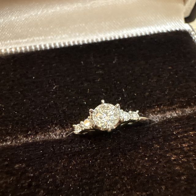 【アイプリモ(I-PRIMO)の口コミ】 ・デザインが可愛くて、王道の婚約指輪感があるところ
・華やかさもあるが…