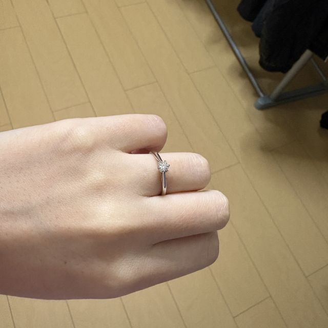【銀座ダイヤモンドシライシの口コミ】 シンプルかつダイヤの部分がとても綺麗に見える
指輪です。当方、指に肉が…