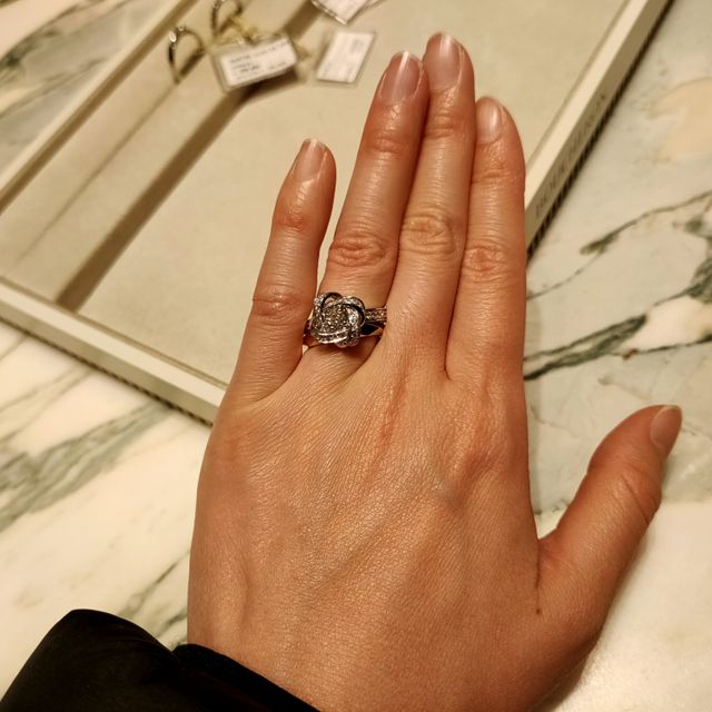 【ブシュロン(BOUCHERON)の口コミ】 ゴージャスでエレガントなデザインが魅力でした。
私がお花が大好きなので…