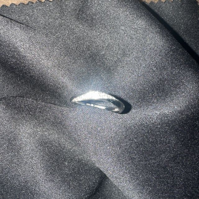 【ENUOVE(イノーヴェ)の口コミ】 シンプルすぎず、形などにこだわったりと繊細な指輪です。そこに惹かれて…