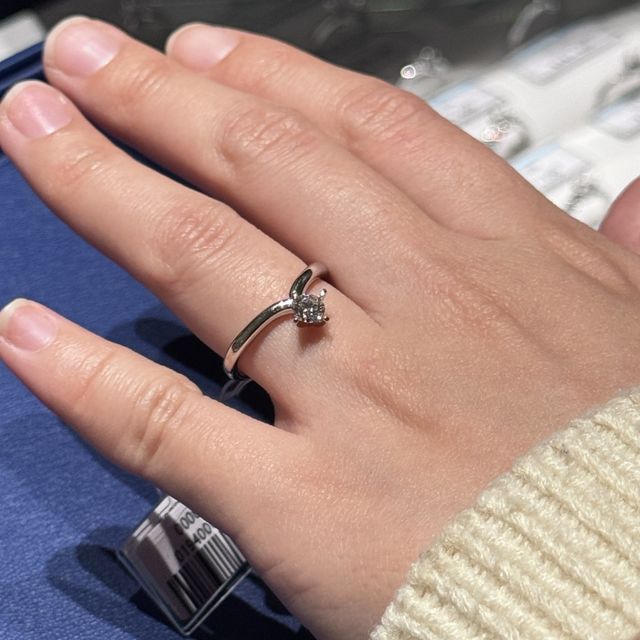 【銀座ダイヤモンドシライシの口コミ】 V字のデザインにより、指が長く綺麗に見えてよかったです。ダイヤモンドの…