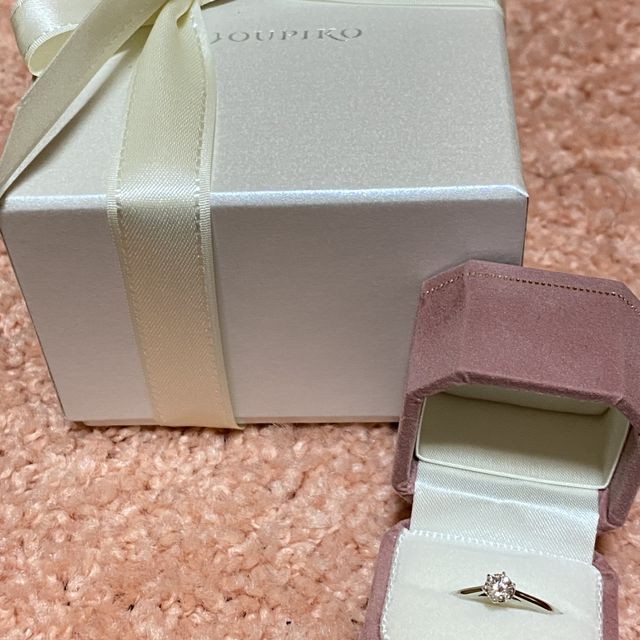 【BIJOUPIKO(ビジュピコ)の口コミ】 シンプルなストレートなデザインで一粒ダイヤが映え、どんな結婚指輪にも…